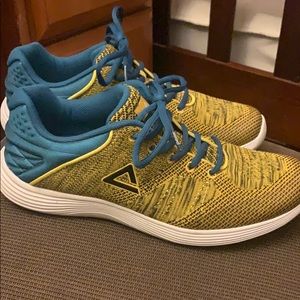 Peak running shoes